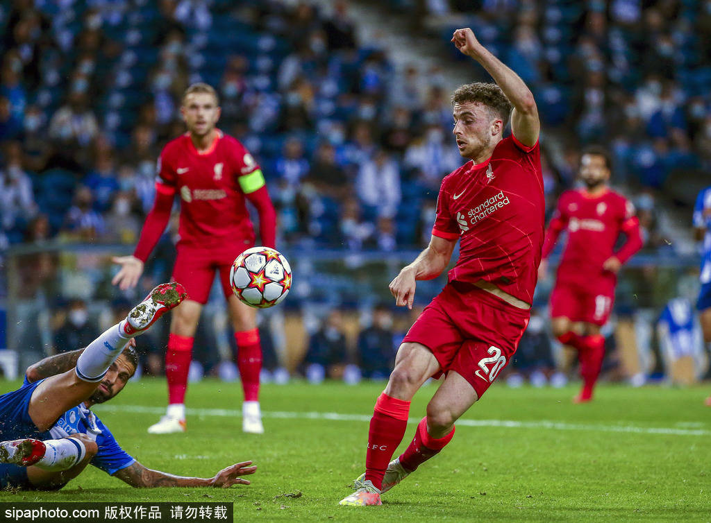 比赛中奋力 比赛中奋力